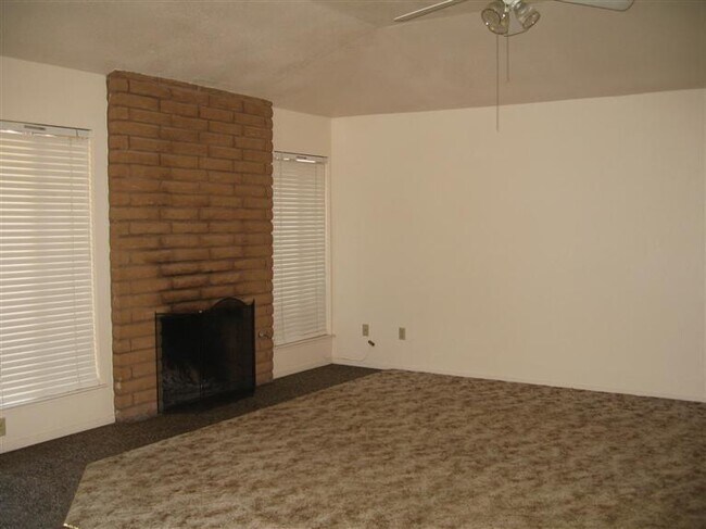 Foto del edificio - 5707 N Valentine Ave