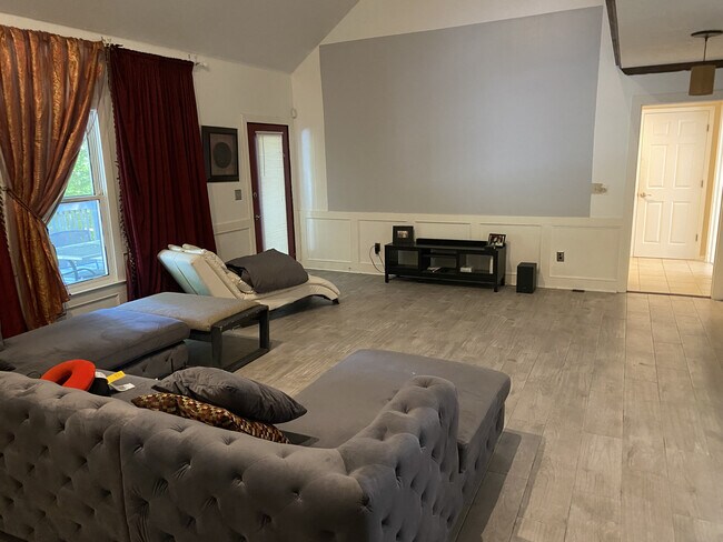 Foto del edificio - Room in House on Lilburn Stone Mountain Rd