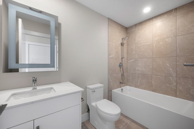 Photo du bâtiment - 1 Bedroom + Den Elation Suites - Plan B1