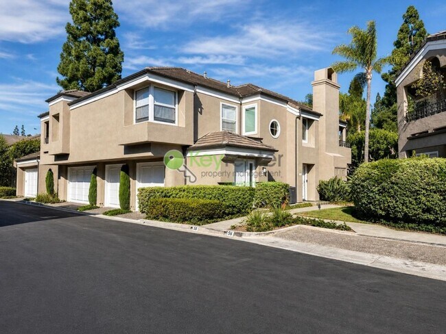 Building Photo - Beautifully renovated single-level condo in gated Newport Baycrest