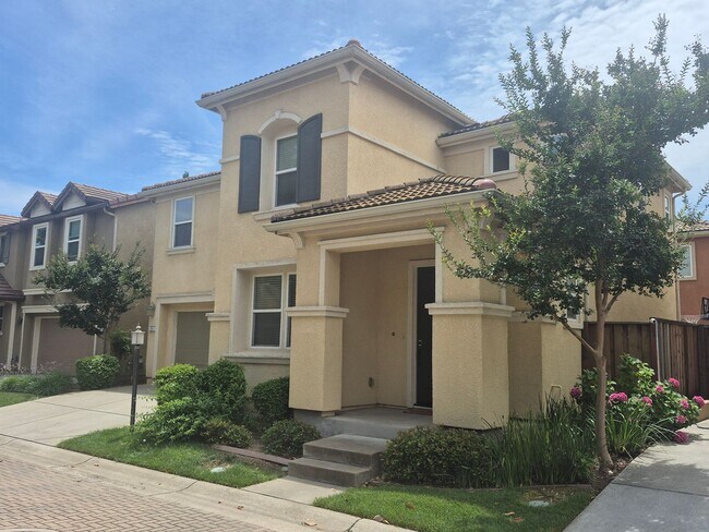 Building Photo - Charming 3 bed 2.5 bath in The Hamptons Natomas Community.