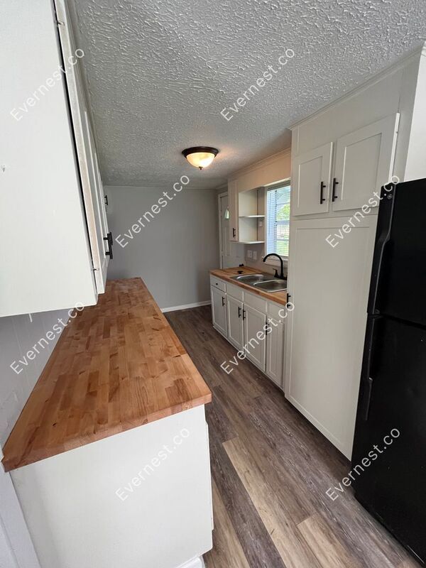 Building Photo - 1213 Deeb St