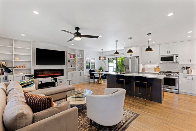 Foto del edificio - Charming 2BR/2BA + Bonus Room Home in Coas...