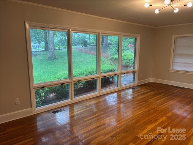 Building Photo - 207 Oak Dr