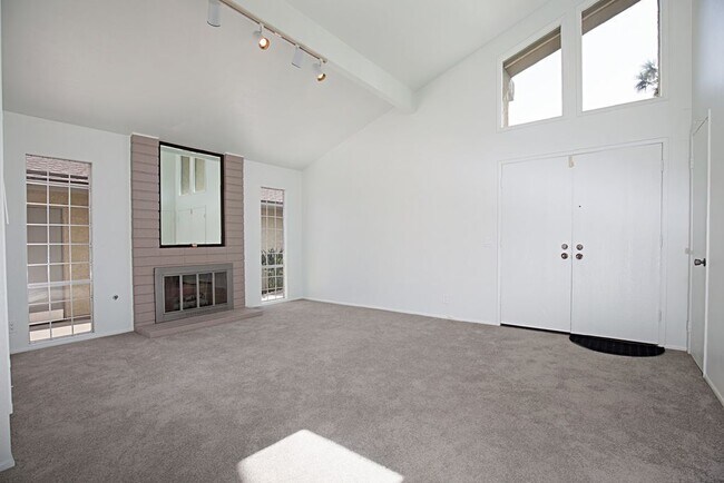 Foto del edificio - Two Bedroom Condo in Oceanside!!