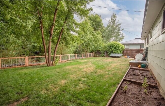 Building Photo - 2604 Columbine Dr