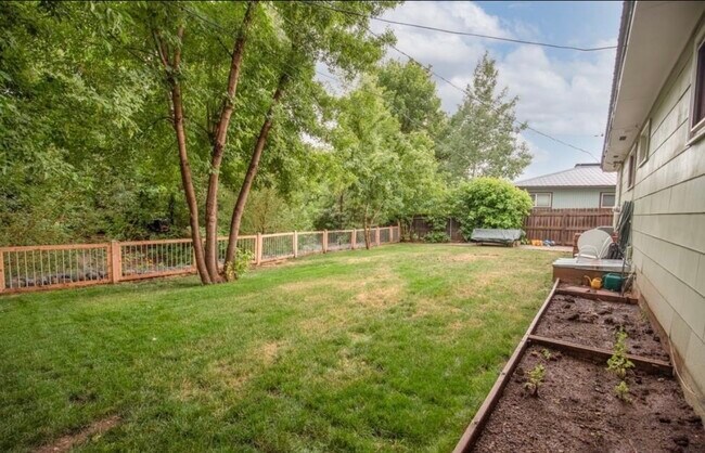 Foto del edificio - 2604 Columbine Dr