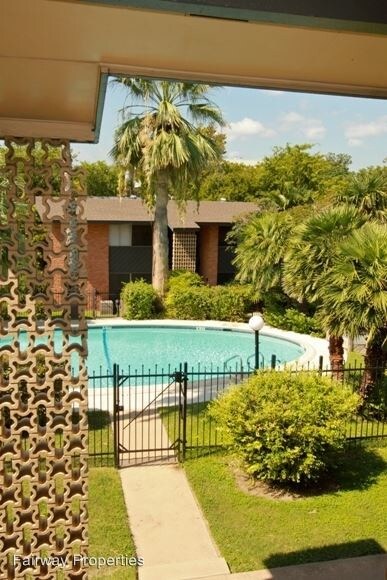 Foto del edificio - 1 br, 1 bath Apartment - 3304 Red River