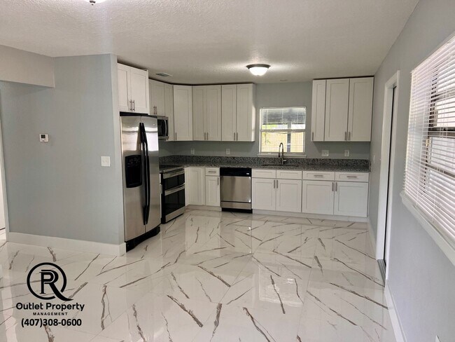 Foto del edificio - Completely Renovated 3 Bedrooms / 2 Bathro...