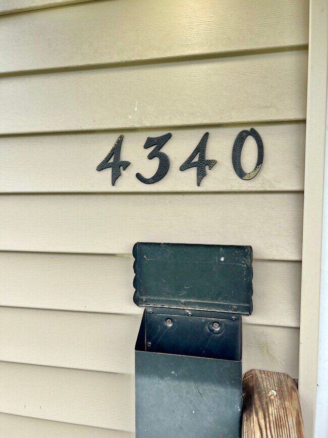 Building Photo - NEW LISTING! 1 Bedroom Duplex