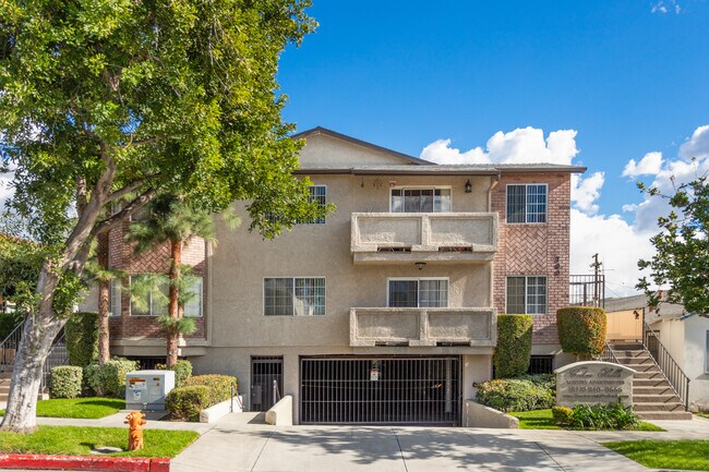 Foto del edificio - 700 E Cedar Ave