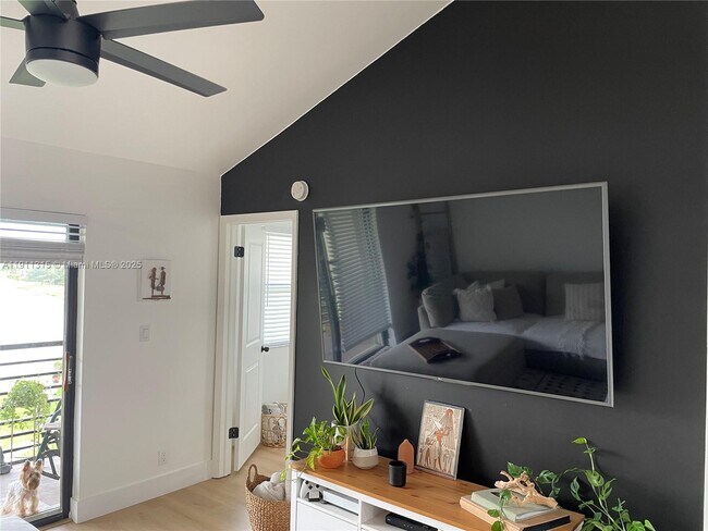 Foto del edificio - 10011 Winding Lake Rd