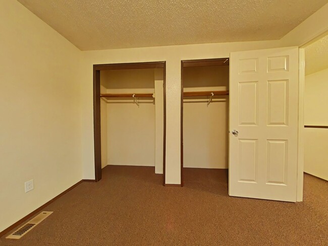 Building Photo - Duplex ~ Close to Campus