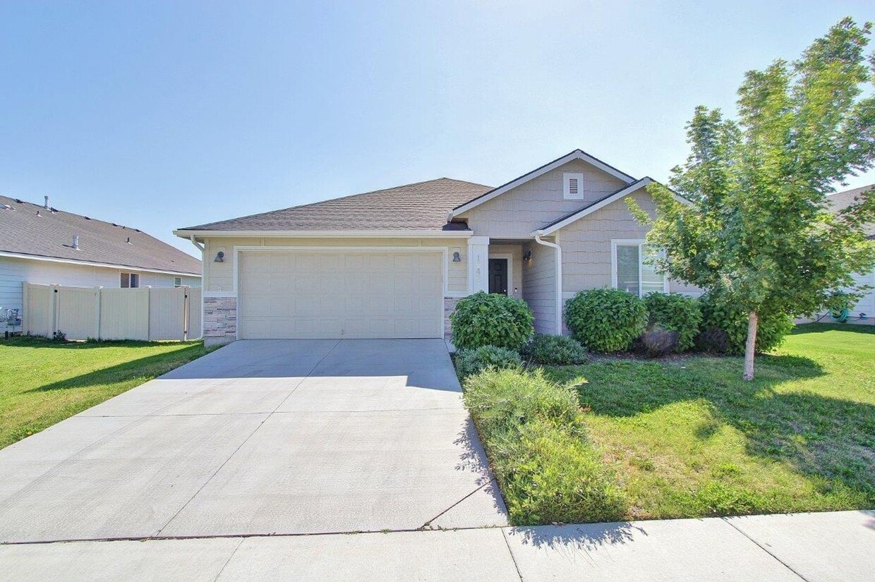 Foto principal - Immaculate Single-Level Home in Quiet Neig...