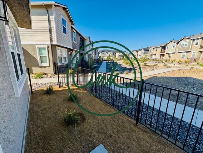 Building Photo - Beautiful NEWLY built Townhouse
