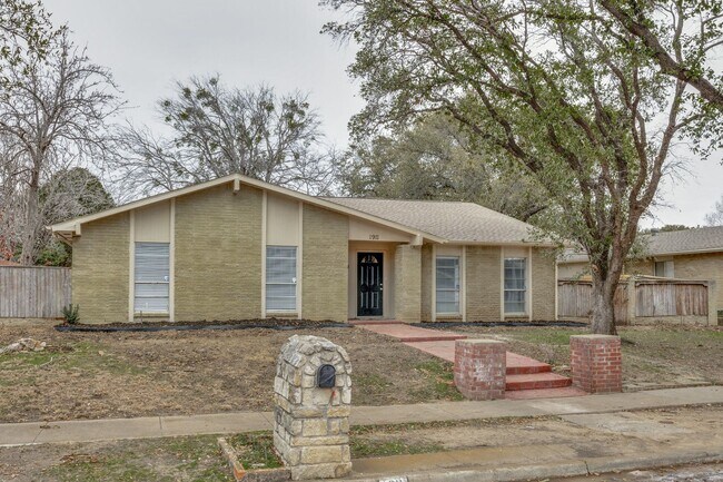 Building Photo - Spacious 4BD Home with Stunning Landscape ...