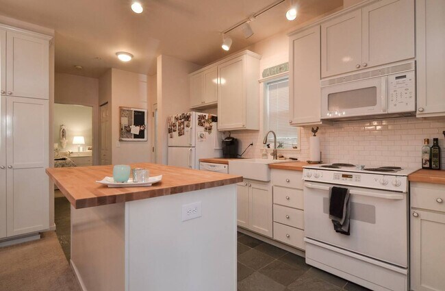 Building Photo - Queen Anne Ground Floor 1 Bedroom in Small...