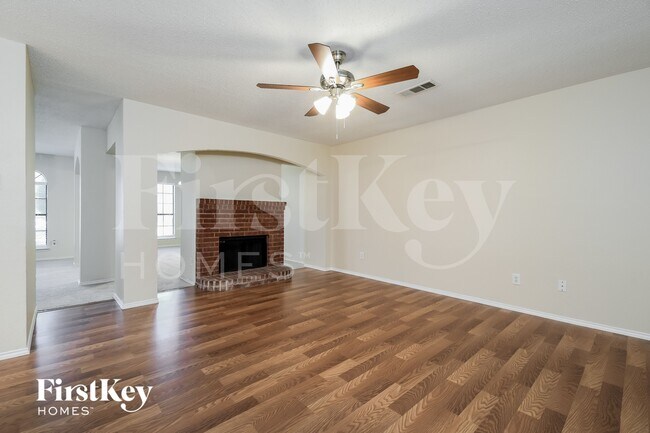 Foto del edificio - 905 Shady Brook Ln