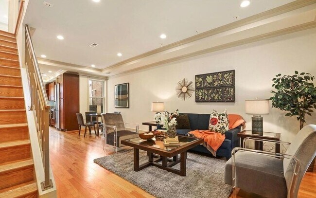 Building Photo - Dream 2 Bedroom Rowhome w/ Parking!