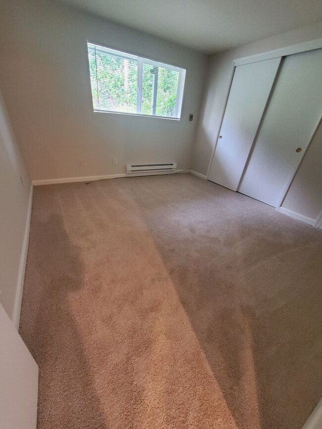 Building Photo - Now Available – Spacious 2 Bed / 1 Bath Ap...