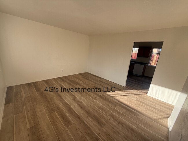 Building Photo - 3302 E Edgecliff Dr