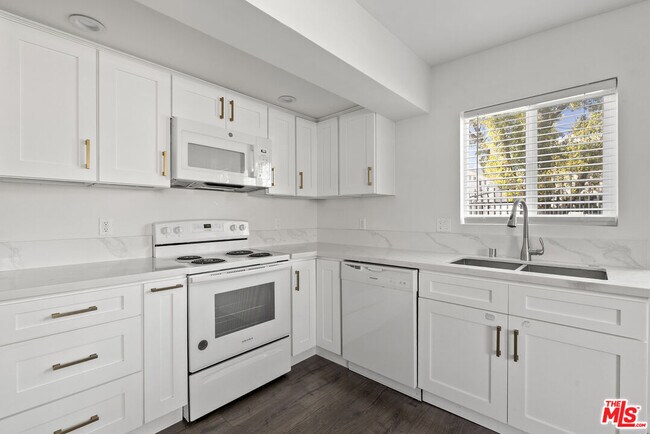 Foto del edificio - 5142 Denny Ave