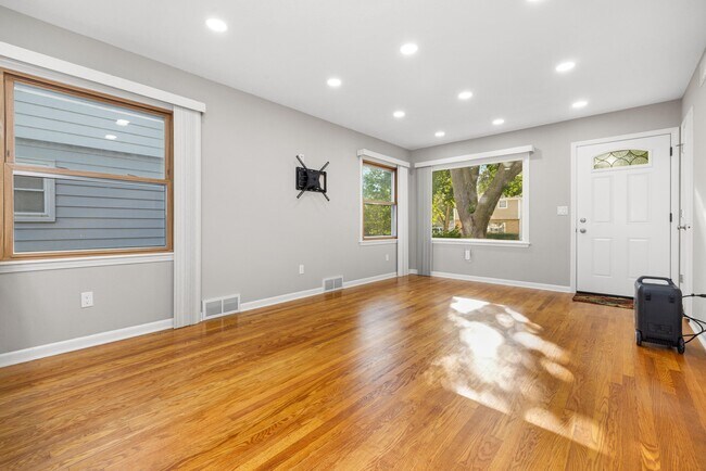 Foto del edificio - 5348 N Lydell Ave