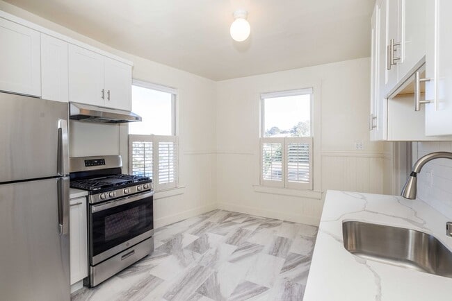 Building Photo - TOP FLOOR 1BR. Remodeled! W/D IN-UNIT! Dishwasher!