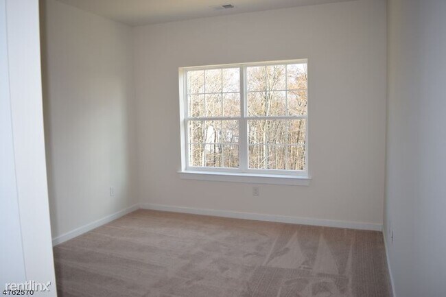 Building Photo - 3 br, 2.5 bath Townhome - 229 Parkview lane