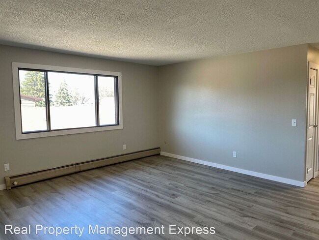 Building Photo - 2 br, 1 bath Apartment - Newly Renovated 2...