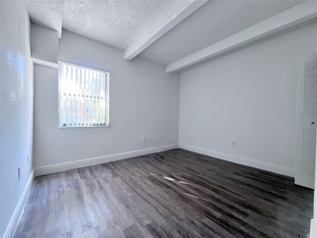 Foto del edificio - 2580 NW 56th Ave