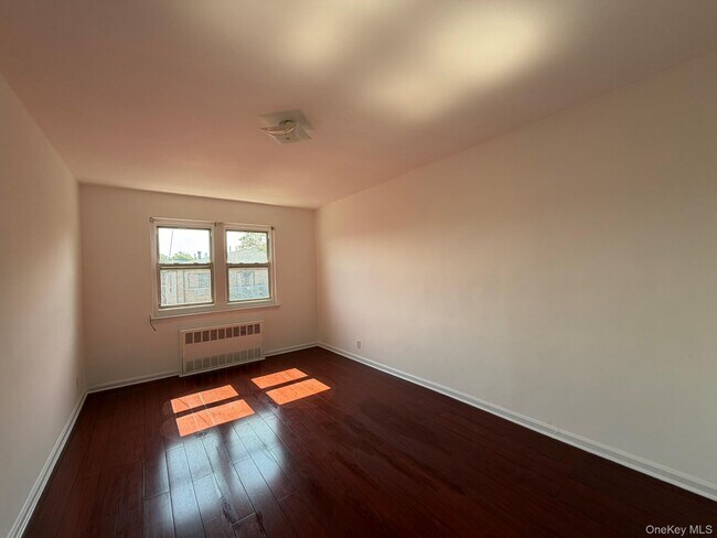 Foto del edificio - 32-20 56th St