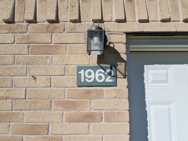 Foto del edificio - 1962 Upland Dr