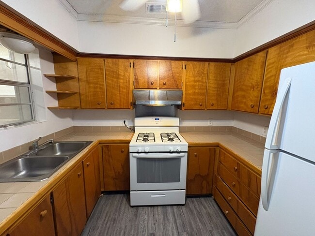 Building Photo - MOVE IN READY
