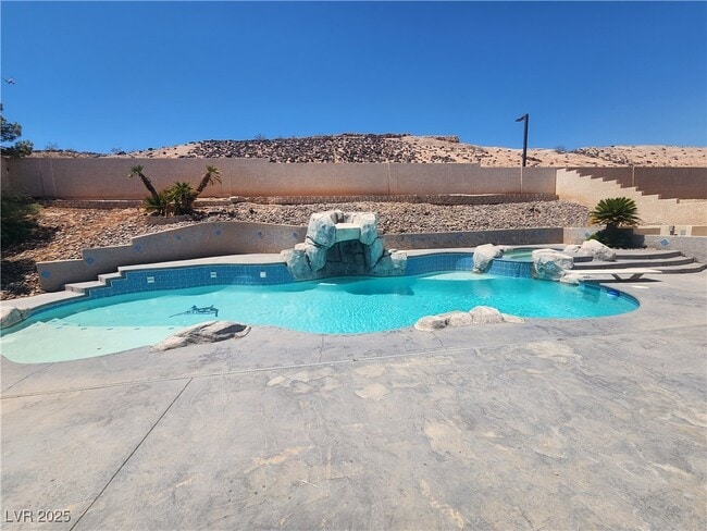Foto del edificio - 908 Alta Oaks Dr