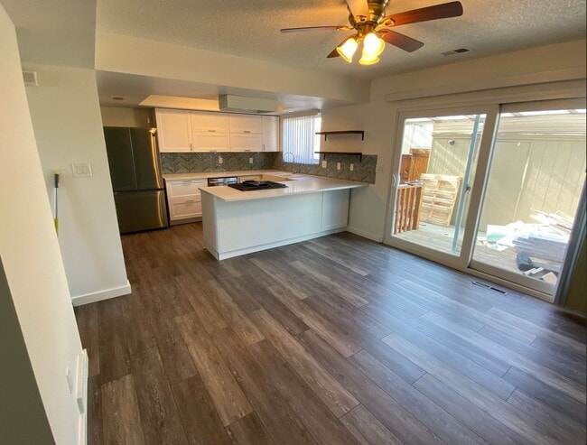Building Photo - Spacious 2BR Townhome in Denver