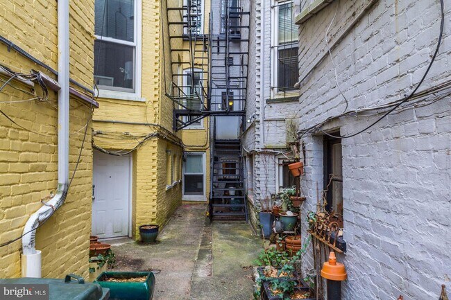 Building Photo - 1865 Mintwood Pl NW
