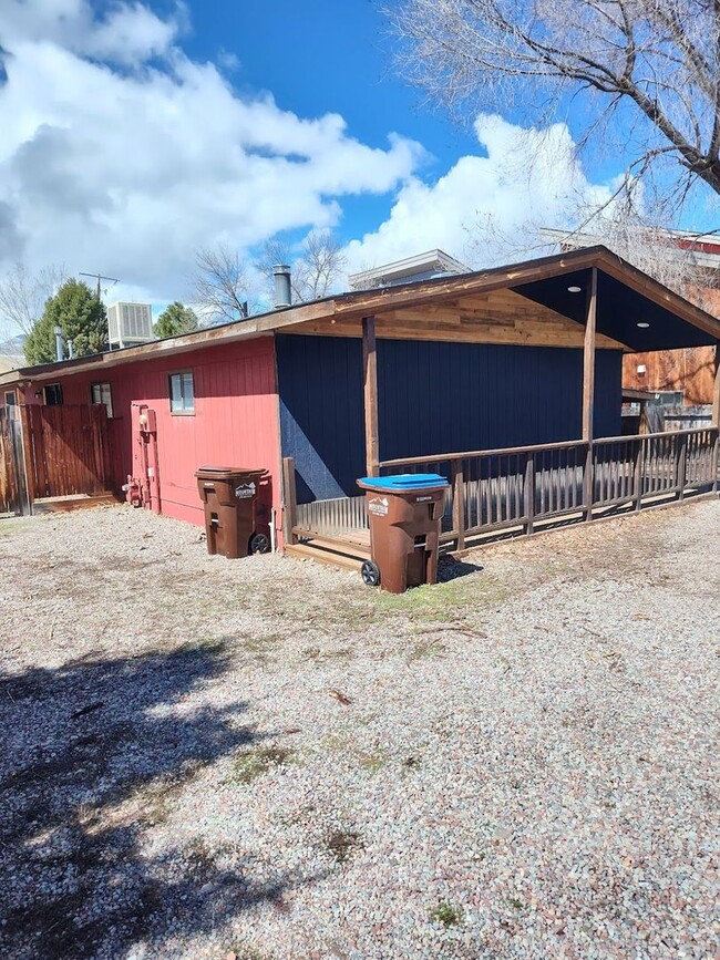 Building Photo - 4 Bed and 2 Bath