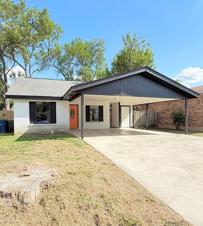 Building Photo - New Braunfels Charmer