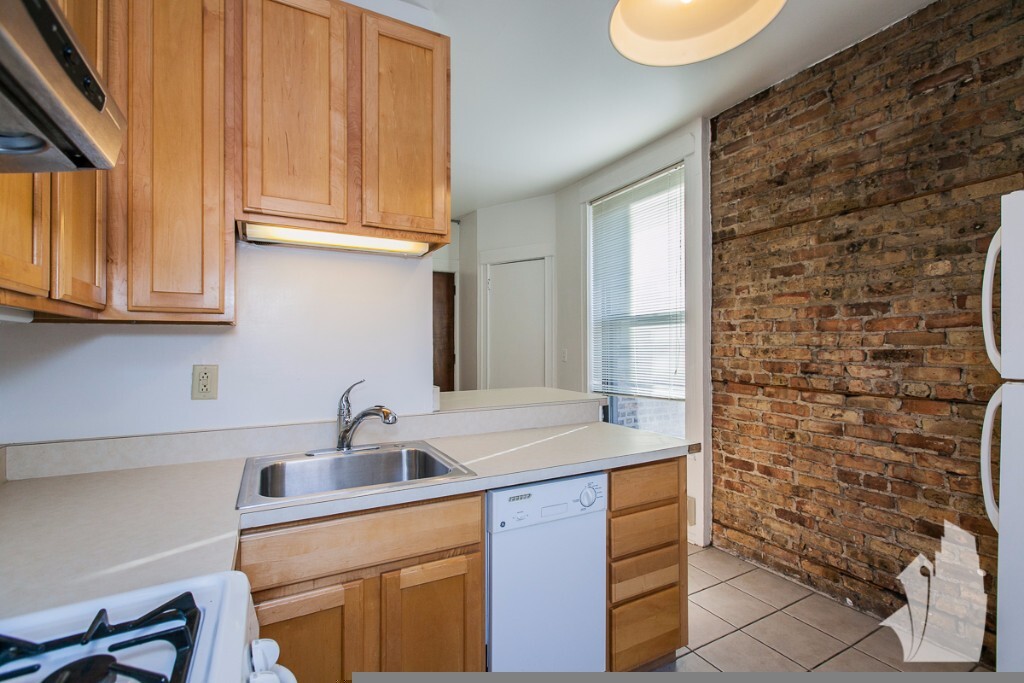 Primary Photo - Attractive two bedroom with modern kitchen...