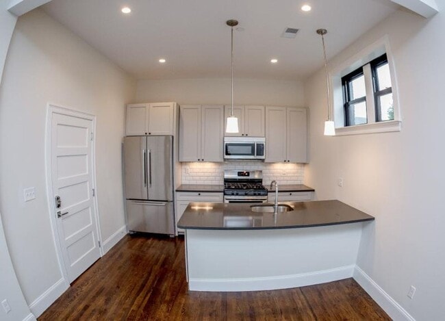 Building Photo - 2 bed in the South End.... Sept 1st move