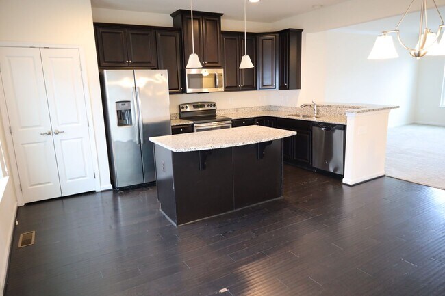 Foto del edificio - 3 story finished townhouse.  3/4 bedrooms ...