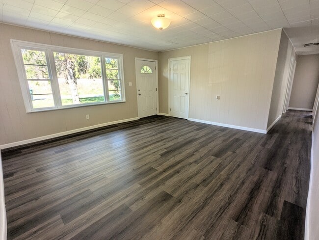 Living - 417 Woodlyn Rd