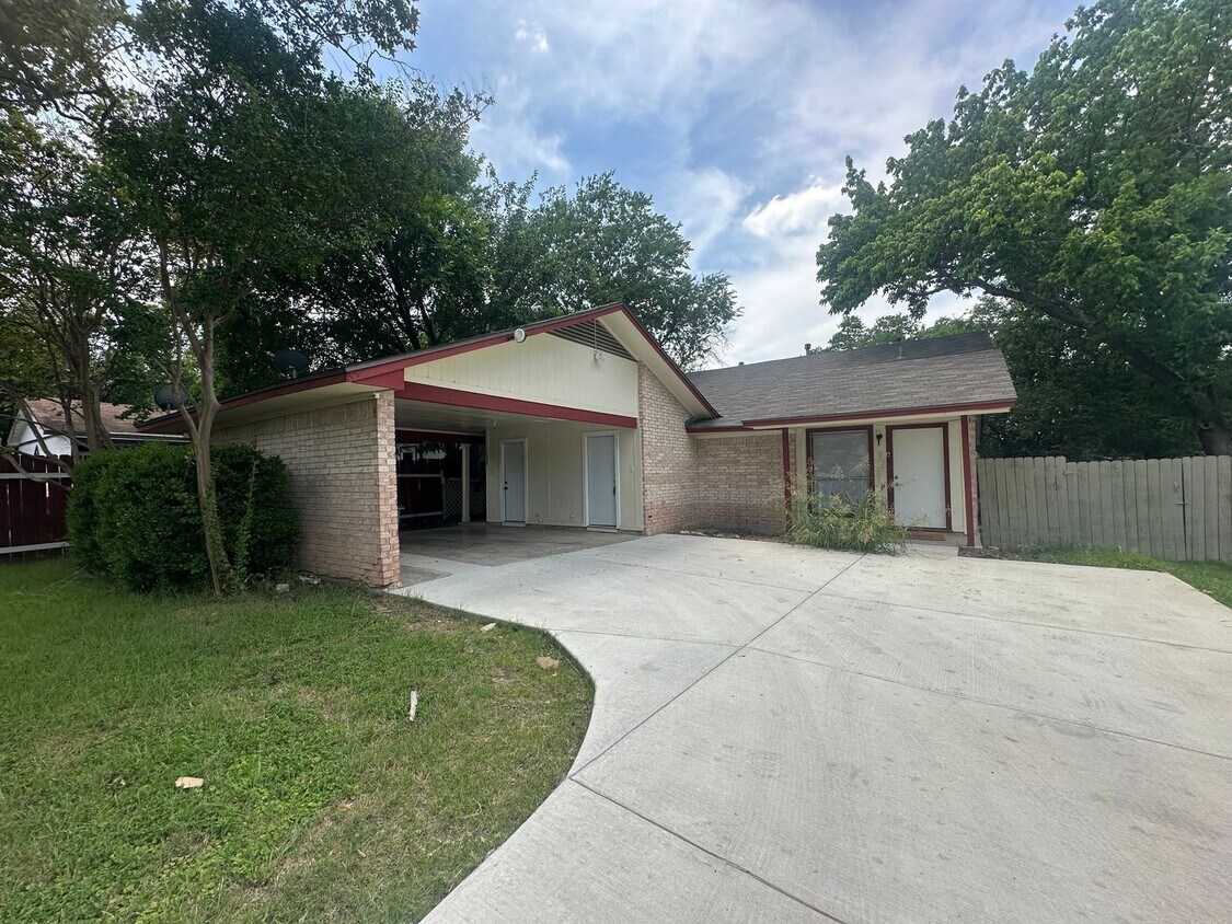 Foto principal - 2 bed 1 bath on Emerald Forest