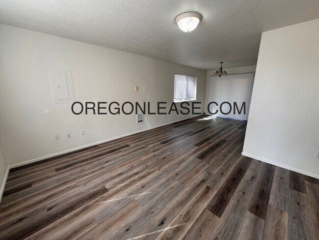 Foto del edificio - Newly remodeled 3 bedroom townhouse in Springfield