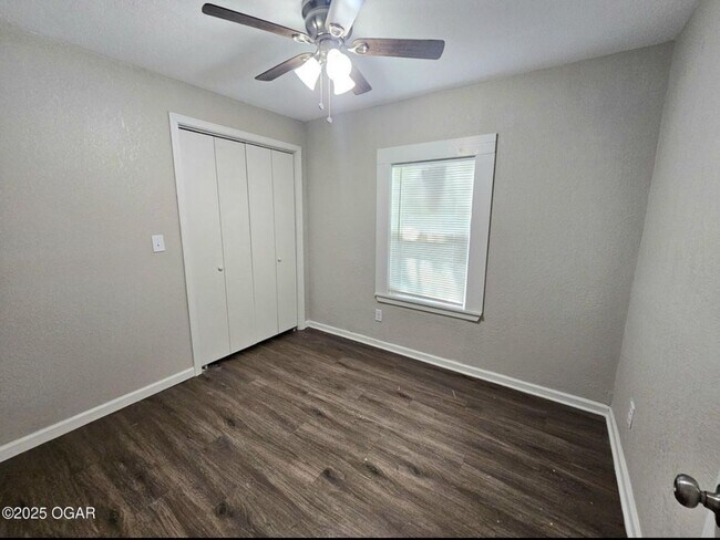 Foto del edificio - 427 E BJ Tunnell Blvd