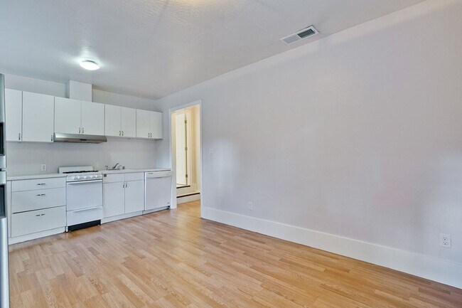 Foto del edificio - Private ADU with Fenced Yard, Indoor Laund...