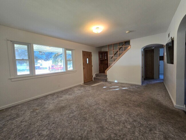 Foto del edificio - 4 bed, 1 bath House with 1 car garage