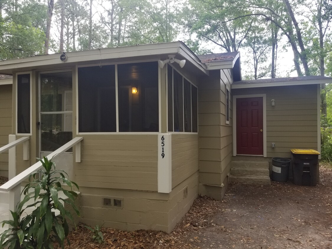 Screen porch and laundry room exterior - 6519 Moncrief rd w