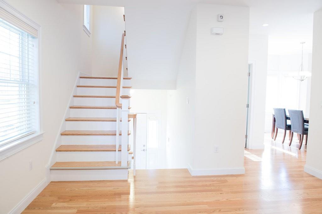 Entry - 8 Murray Ave
